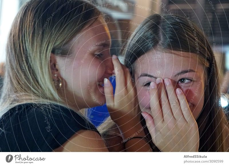 Zwei Mädchen-Jugendliche flüstern leise und lachend. Gesicht Maniküre Wimperntusche sportlich Ferien & Urlaub & Reisen Freiheit Sommerurlaub Nachtleben