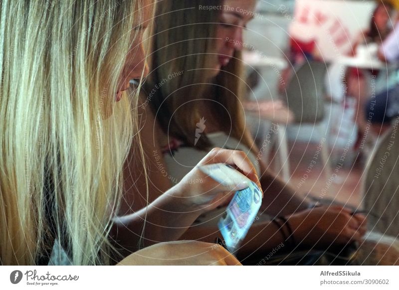 Zwei Mädchen im Teenageralter, die in einem Restaurant sitzen. Junge Frau Jugendliche Freundschaft Gesicht Hand 2 Mensch 13-18 Jahre Giardini Naxos Italien