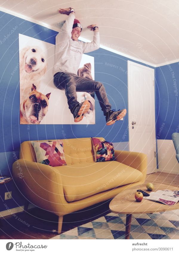 kopfüber | überkopf Lifestyle Freude Häusliches Leben Wohnung Möbel Sofa Sessel Raum Wohnzimmer Mensch maskulin Junge Junger Mann Jugendliche Erwachsene Bruder