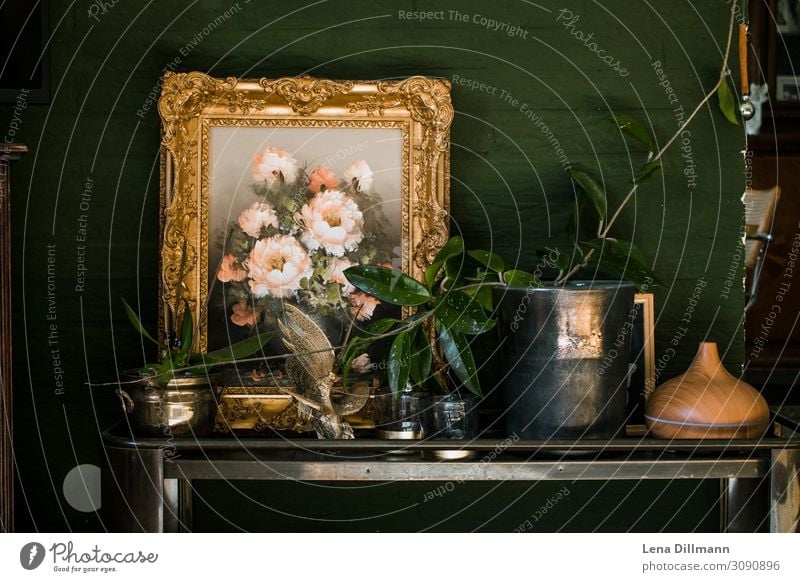 Interior #1 Wohnzimmertisch mit Gemälde und Pflanzen pflanze gemälde bild wohnzimmer interior blumenstrauß zimmerpfalnze wnadfarbe wand grün dunkelgrün Farbfoto