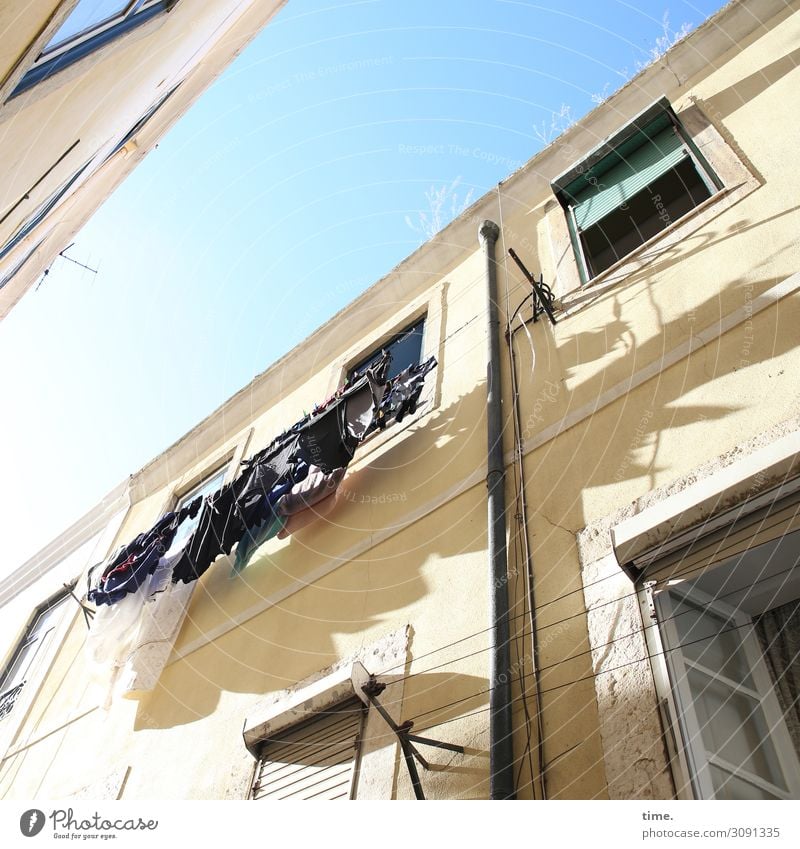 Gewäsch Himmel Schönes Wetter Lissabon Haus Mauer Wand Fassade Fenster Dach Dachrinne Wäscheleine Wäsche waschen Wäschetrockner trocknen hängen Freundlichkeit
