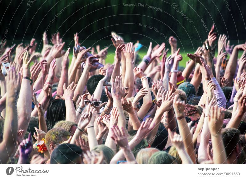put your hands up in the air Freizeit & Hobby Party Veranstaltung Musik Feste & Feiern clubbing Tanzen Holi Fest Mensch maskulin feminin Leben Menschenmenge