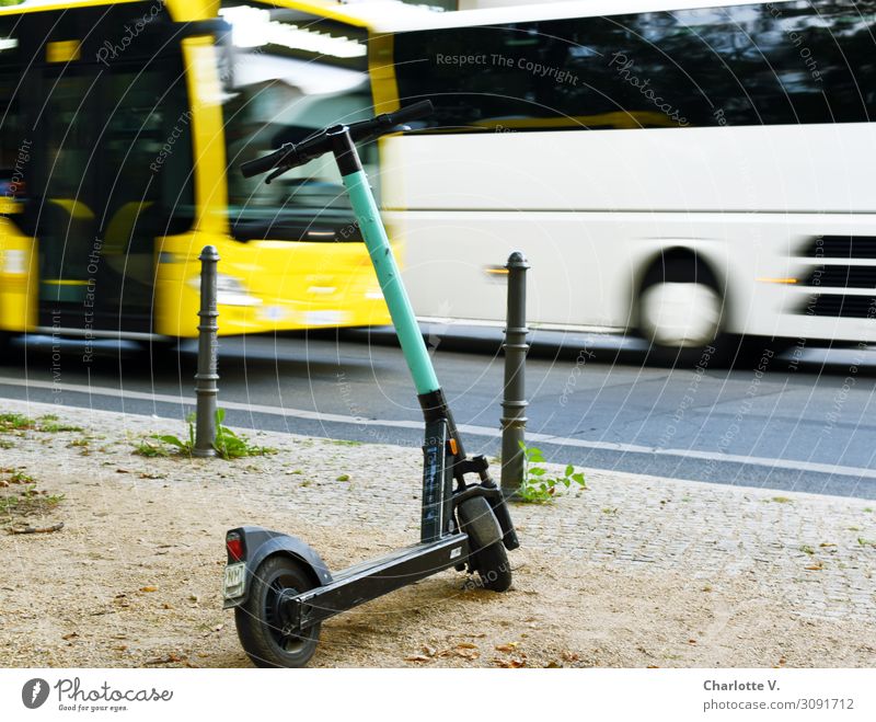 Verkehrsmittel Personenverkehr Öffentlicher Personennahverkehr Straßenverkehr Bus Reisebus E-Roller Elektroroller Metall Bewegung fahren groß gelb türkis weiß