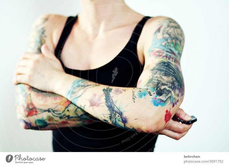 kampfansage! | corona thoughts Frau tätowiert Tattoo muskeln muskulös Haut bunt stark Kunst provokant Arme Körper Körperkunst körperkult mutig stärke Mut Kraft