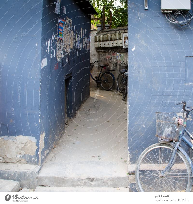 Einblick hintere Gasse Subkultur Plakat Peking Mauer Wand Niveau Fahrrad Standort authentisch retro trist blau Verschwiegenheit Umwelt Verfall verwittert