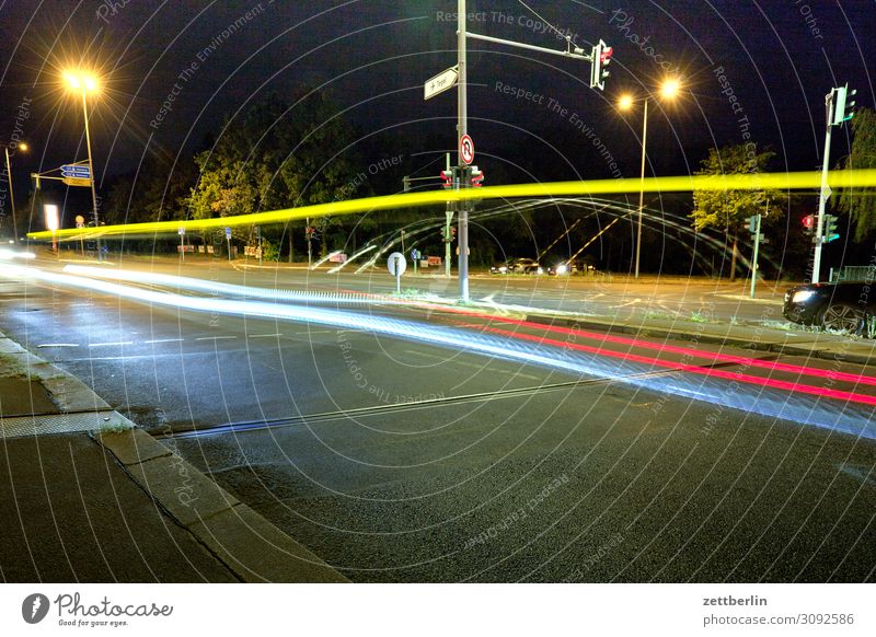 Lichtlinien Bewegung mehrfarbig Dynamik Phantasie Straßenkreuzung Lichtspiel Leuchtspur Lichtmalerei Lightshow Linie Berufsverkehr Rücklicht Autoscheinwerfer