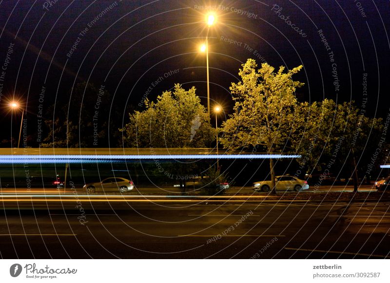 Straßenverkehr nachts Bewegung mehrfarbig Dynamik Phantasie Straßenkreuzung Wegkreuzung Licht Lichtspiel Leuchtspur Lichtmalerei Lightshow Linie Berufsverkehr