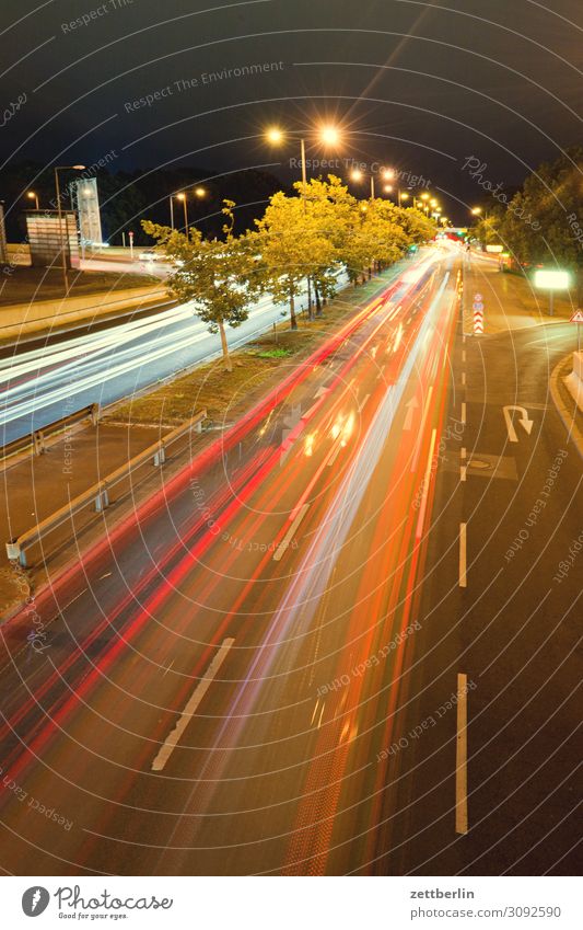 Anfahrt Flughafen Tegel Bewegung mehrfarbig Dynamik Phantasie Straßenkreuzung Licht Lichtspiel Leuchtspur Lightshow Linie Natur Berufsverkehr Rücklicht