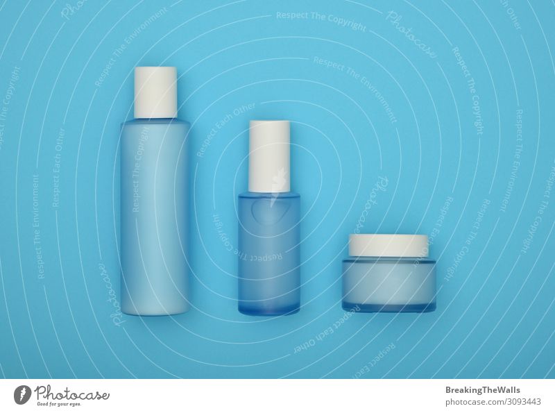 Set mit kosmetischen Hautpflegecremeflaschen auf blau Flasche schön Körperpflege Gesicht Kosmetik Creme Gesundheitswesen Behandlung Wellness feminin Glas oben