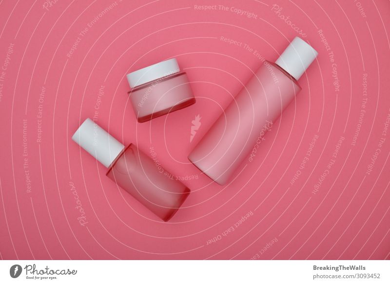 Set mit kosmetischen Hautpflegecremeflaschen auf rosa Flasche schön Körperpflege Kosmetik Creme Schminke Gesundheitswesen Behandlung Wellness Wohlgefühl feminin