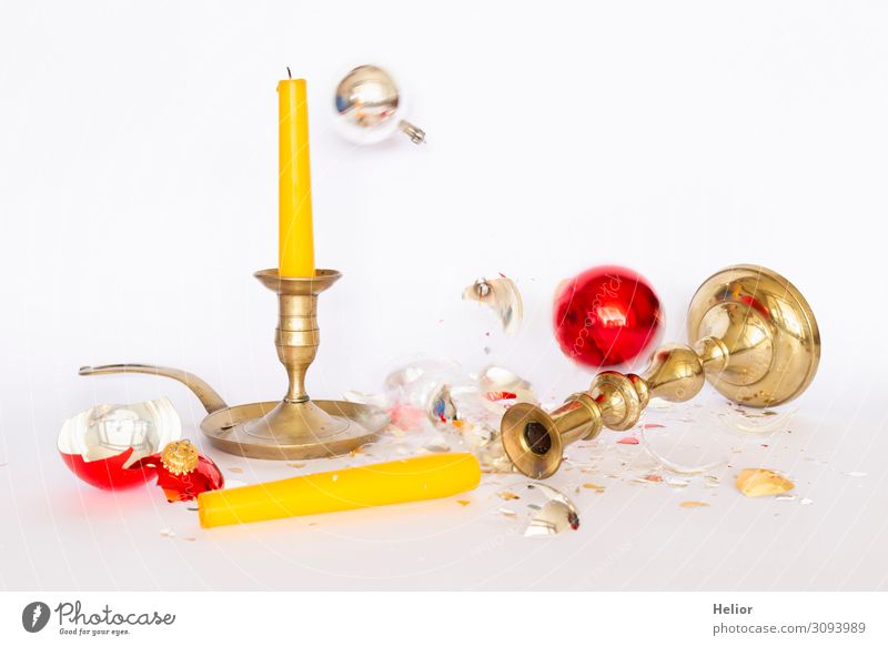 Zerbrochene Christbaumkugeln mit Kerzenständern Winter Weihnachten & Advent Kugel fallen liegen stehen kaputt retro gelb gold rot silber weiß Traurigkeit
