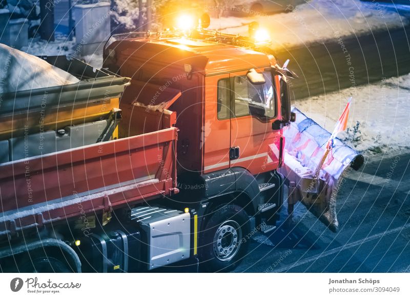 Winterdienst Räumfahrzeug mit Schneepflug auf der Straße Schneefall Verkehr Verkehrswege PKW Lastwagen kalt rot Glatteis Glätte Jahreszeiten Evakuierung