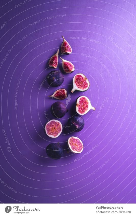 Frische Feigen auf violettem Hintergrund. Feigen in Scheiben geschnitten Gemüse Frucht Dessert Ernährung Vegetarische Ernährung Diät exotisch Gesunde Ernährung