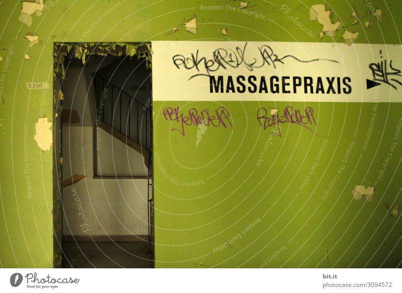 Schriftzug Massagepraxis, auf alter, grüner Mauer Gesundheit Gesundheitswesen Behandlung Seniorenpflege Krankheit Wellness Leben harmonisch Wohlgefühl