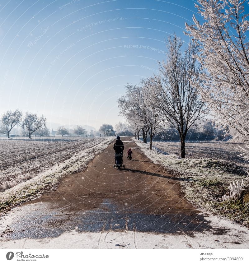 Sonntagsspaziergang Ausflug Winter Spaziergang Familie & Verwandtschaft Freizeit & Hobby Zentralperspektive Natur Umwelt Kind Mutter Schnee rausgehen kalt