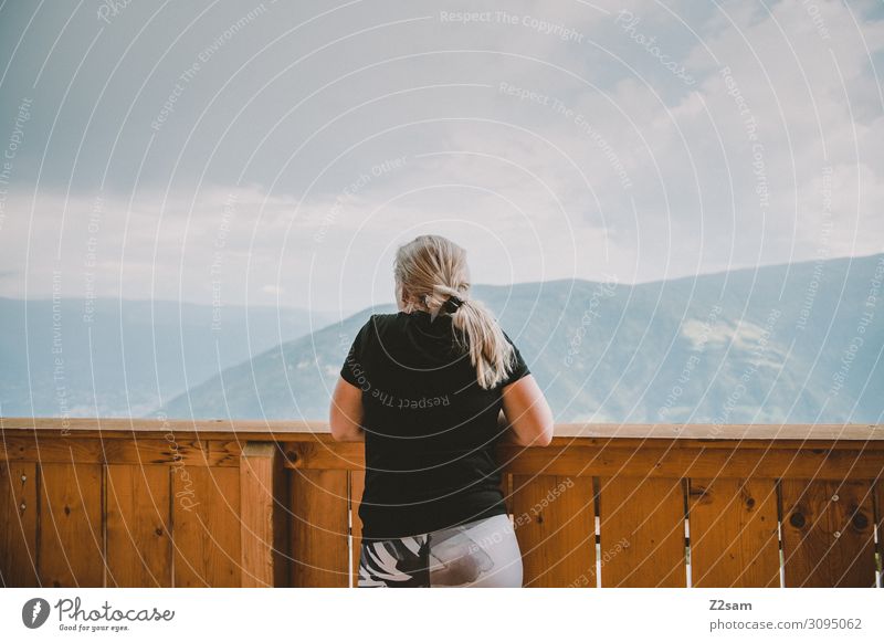 Ausblick über Südtirol Freiheit Berge u. Gebirge Junge Frau Jugendliche Natur Landschaft Sonne Sommer Schönes Wetter Alpen Balkon T-Shirt Erholung Blick träumen