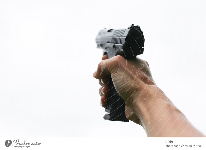 Pistole Lifestyle schießen Jugendliche Erwachsene Hand 1 Mensch Waffe Luftpistole festhalten bedrohlich Ziel Gewalt zielen Farbfoto Außenaufnahme Nahaufnahme