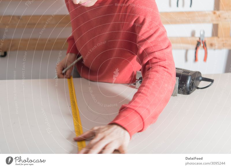 Frau mit Maßband bereit, ein Holz zu schneiden. Arbeit & Erwerbstätigkeit Beruf Industrie Business Werkzeug Mensch Erwachsene Hand Gebäude Stoff Handschuhe alt