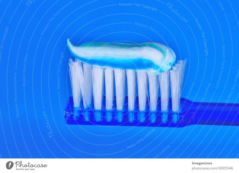 Zahnbürste und Zahnpasta auf blauem Hintergrund. Dental-Konzept. Pflege Gesundheit, Hygiene schön Körperpflege Mundgeruch Zahnpflege Kunststoff rein