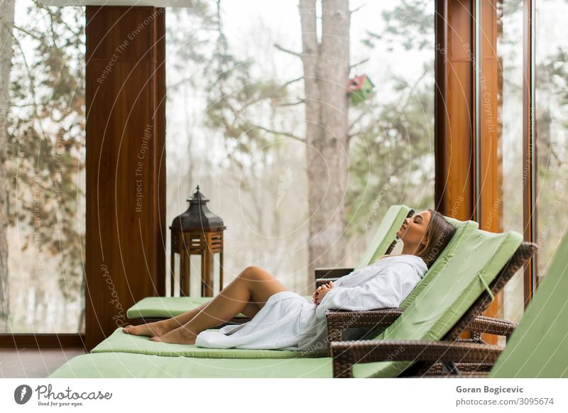 Junge Frau entspannt sich auf dem Liegestuhl am Schwimmbad. Lifestyle schön Wellness Erholung Spa Freizeit & Hobby Ferien & Urlaub & Reisen Sonnenbad Stuhl