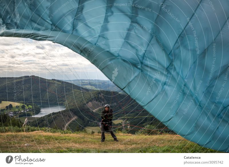 Keine Verhänger, ein Paraglider testet die Leinen an seinem Schirm kurz vor  Start Freizeit & Hobby Sport Gleitschirmfliegen Natur Landschaft Himmel Wolken
