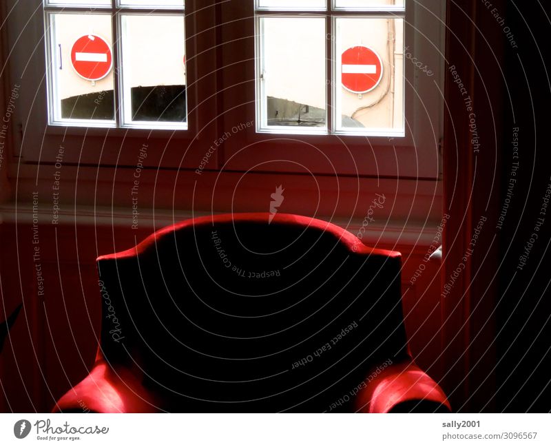 besetzt | roter Sessel vor Einbahnstraße Fenster Sprossenfenster Verkehrsschild verboten Schilder & Markierungen Verbote Verbotsschild Warnschild