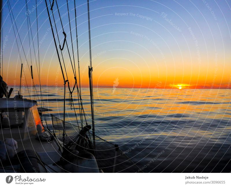 Sonnenuntergang über dem Atlantik Umwelt Natur Wasser Wolkenloser Himmel Horizont Sonnenaufgang Sonnenlicht Sommer Schönes Wetter Meer Schifffahrt Bootsfahrt
