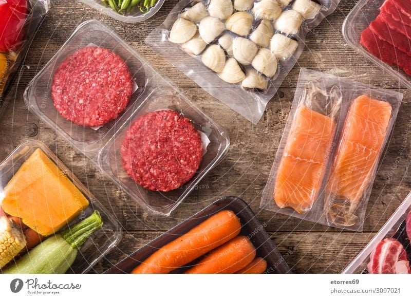Verschiedene Arten von verpackten Lebensmitteln. Gesunde Ernährung Speise Foodfotografie Fleisch Fisch Lachs Gemüse Möhre grüne Bohnen Burger Zucchini Mahlzeit