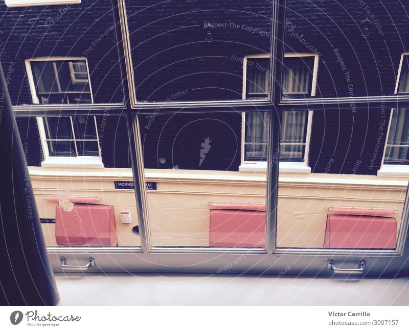 Ein Blick auf eine Amsterdamer Straße aus einem Fenster heraus Niederlande Kleinstadt Stadt Hauptstadt Altstadt geheimnisvoll Ferien & Urlaub & Reisen