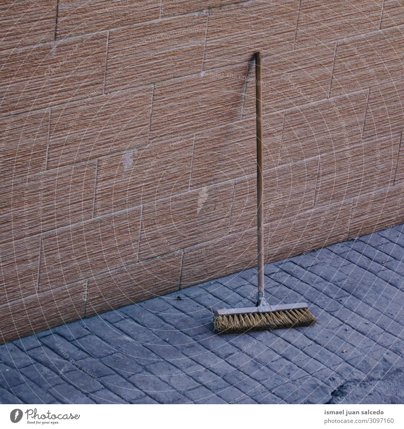 Holzbesen an der Wand zur Reinigung der Straße Besen Sauberkeit Werkzeug Bürste Objektfotografie Kehren Gerät Etage Staubwischen Handgriff Raumpfleger alt