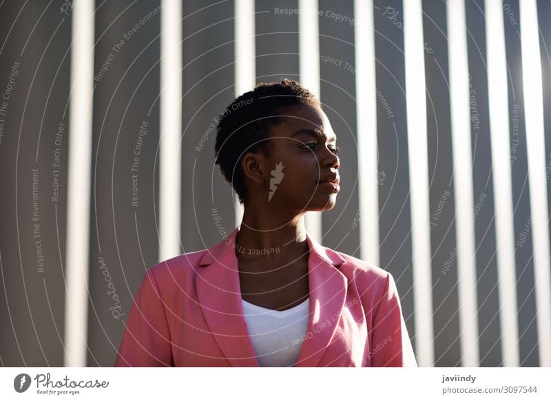 Schwarze Geschäftsfrau steht in der Nähe eines Bürogebäudes. Glück schön Haare & Frisuren Arbeit & Erwerbstätigkeit Beruf Business Karriere Mensch feminin