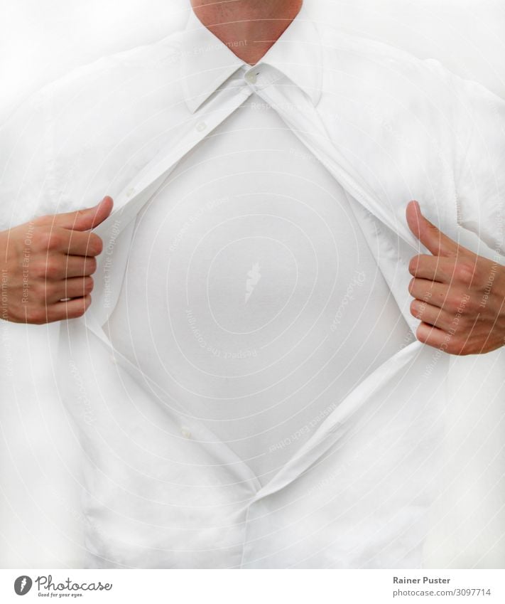 Mann öffnet Hemdund zeigt weißen Freiraum / Copy Space maskulin Junger Mann Jugendliche Erwachsene Brust 1 Mensch 18-30 Jahre T-Shirt einzigartig copy space