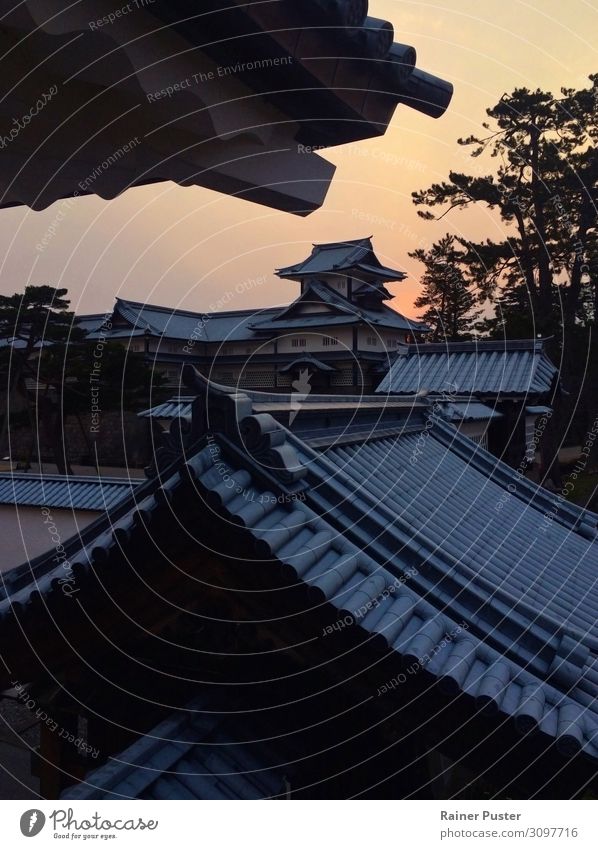 Die Burg in Kanazawa, Japan, bei Sonnenuntergang Sonnenaufgang Palast Burg oder Schloss Sehenswürdigkeit Wahrzeichen ruhig Dach Farbfoto Außenaufnahme