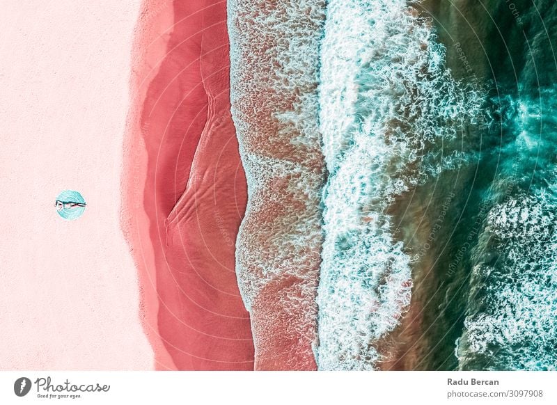 Luftaufnahme der Frau am rosa Ocean Beach Lifestyle exotisch Ferien & Urlaub & Reisen Freiheit Sommer Sommerurlaub Sonnenbad Strand Meer Insel Wellen Mensch