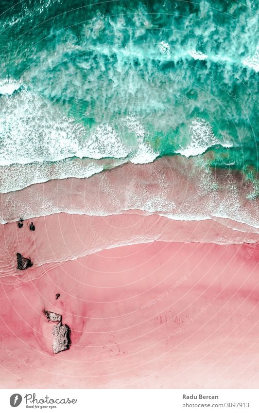Luftaufnahme der Meereswellen und wunderschöner rosa Sandstrand. Umwelt Natur Landschaft Wasser Sommer Schönes Wetter Wellen Küste Strand Insel entdecken