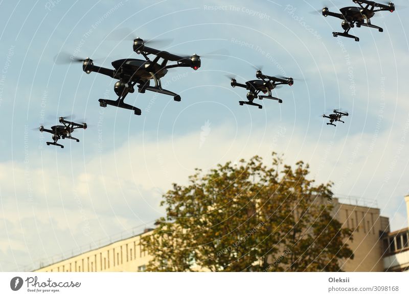 Schwarm von Unmanned Aircraft System (UAV) Quadcoptern Drohnen Verkehrsmittel Luftverkehr Fluggerät fliegen Aggression schwarz Endzeitstimmung "Antenne Armee