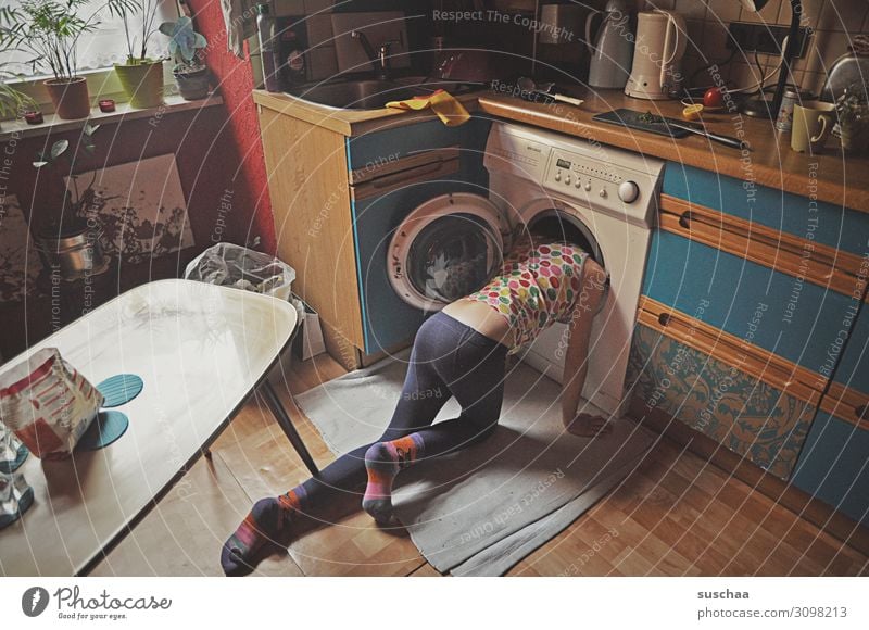 !Trash! 2019 | wo ist die socke? Kind Mädchen Häusliches Leben Wohnung daheim Küche unordentlich Küchenkram Suche Waschmaschine verrückt irre dumm normal