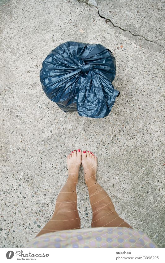 weibliche beine vor blauem müllsack Müll Plastik Umweltverschmutzung Kunststoffmüll Müllbehälter Plastiktüte Abfallentsorgung Klimawandel Frau Hausfrau Barfuß