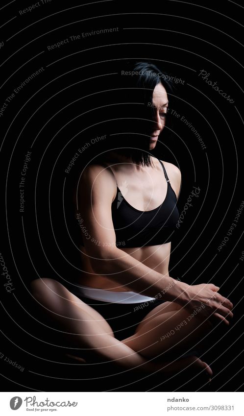 junges Mädchen mit athletischem Aussehen Lifestyle schön Körper Wellness Erholung Meditation Sport Yoga Frau Erwachsene brünett Fitness sitzen dünn Erotik