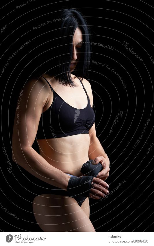 schönes athletisches Mädchen mit schwarzen Haaren Lifestyle Körper sportlich Fitness Sport Frau Erwachsene Hand stehen dunkel dünn muskulös stark Kraft