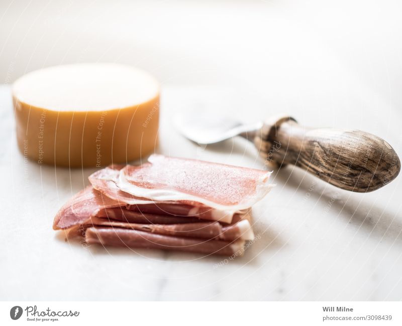 Käseplatte mit Schinken, Käse und einem Messer Käselaib Molkerei Käsemarkt Lebensmittel Gesunde Ernährung Speise Foodfotografie Tafelmesser Käsemesser Fleisch