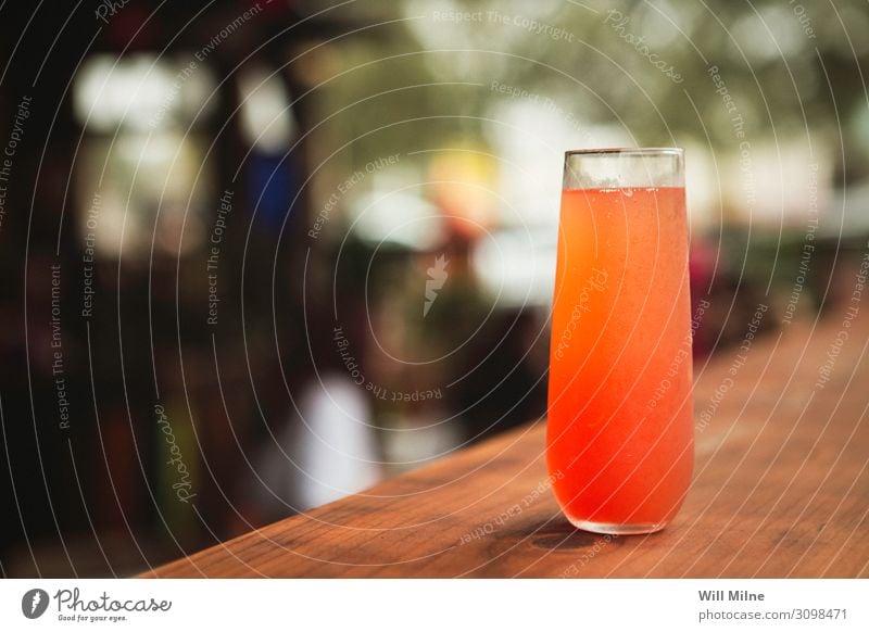Bunter Cocktail an einem Tisch in einem Restaurant Getränk trinken Alkohol rot orange Farbe mehrfarbig Bar Theke Pub Mixgetränk Glas