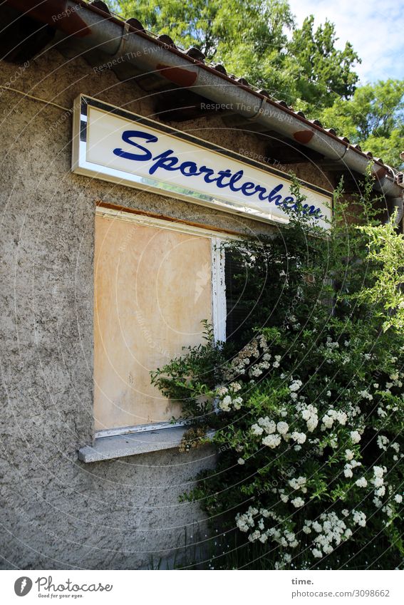 Vereinsaktive | verloren Sportstätten Sportverein Schönes Wetter Baum Sträucher Haus Hütte Bauwerk Gebäude Mauer Wand Fenster Dach Schriftzeichen
