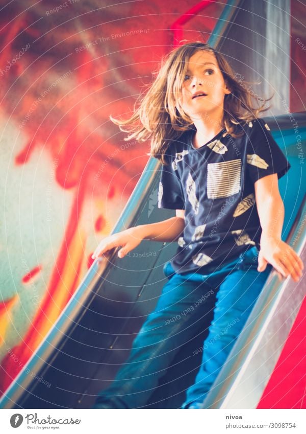 Junge auf der Rutsche Spielen rutschen Vulkan Graffiti Haare & Frisuren Gesicht 1 Mensch 8-13 Jahre Kind Kindheit Kunst Gemälde Spielplatz Mauer Wand Fassade