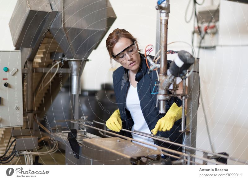 Arbeiterfrau revidiert Maschine in Fabrik mit Schutzbrille und Handschuhen Flasche Arbeit & Erwerbstätigkeit Beruf Industrie Mensch Frau Erwachsene Pflanze