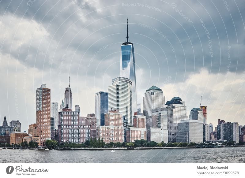 Manhattan Skyline mit stürmischem Himmel, USA. Büro Gewitterwolken Fluss Stadt bevölkert Hochhaus Bankgebäude Gebäude Architektur Wahrzeichen blau Business