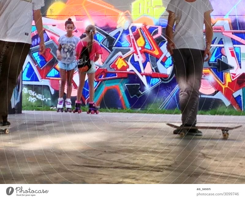 Auf der Skaterbahn Jugendliche Leben 13-18 Jahre Jugendkultur Subkultur Graffiti Stadt Mauer Wand Fassade T-Shirt Turnschuh Bewegung authentisch Coolness trendy