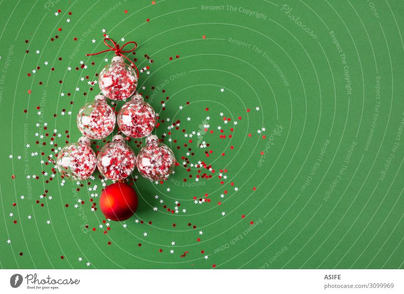 Weihnachtsbaum aus Glaskugeln Winter Dekoration & Verzierung Feste & Feiern Weihnachten & Advent Ball Menschengruppe Baum Ornament Kugel glänzend grün rot weiß