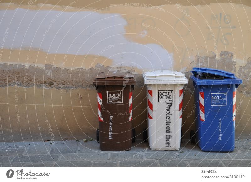 italienische Mülltrennung Güterverkehr & Logistik Recycling Recyclingcontainer Umwelt Bürgersteig Mauer Wand Stein trist blau braun weiß sparsam fleißig