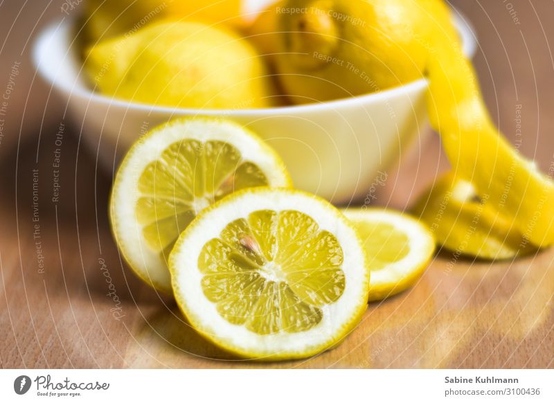Zitrone Gesunde Ernährung Sinnesorgane Duft Schalen & Schüsseln frisch Gesundheit lecker saftig sauer gelb Farbe Zitrusfrüchte zitronengelb Zitronenschale